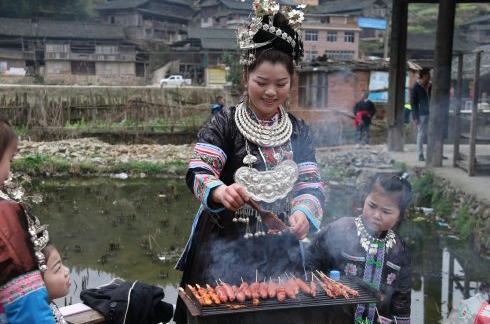 侗家女卖烧烤家门口挣钱