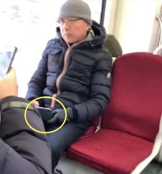 长春一老人在地铁上用手机偷拍对面女乘客裙底,表情猥琐行为龌龊