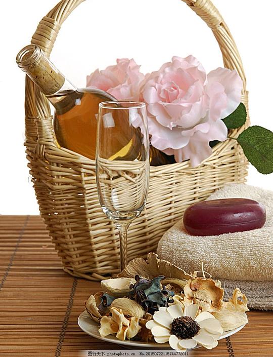 鲜花美酒摄影素材篮子花朵红酒酒瓶酒杯饮品饮料图片素材