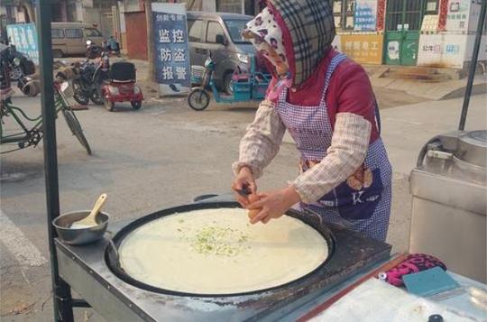 农村夫妇集市摆摊卖煎饼,人到中年还在为孩子奋斗