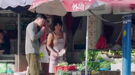 富婆开着豪车在路边，谁知竟看见落魄的前夫在买菜，还讨价还价!