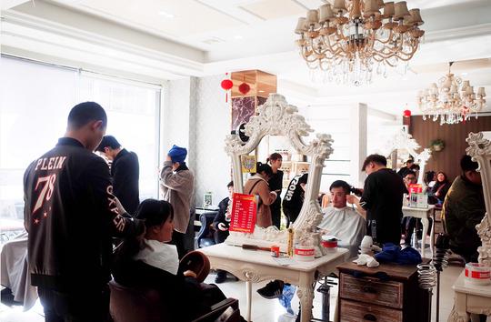 临近春节理发店排长队有美发小哥凌晨一两点还在忙乎