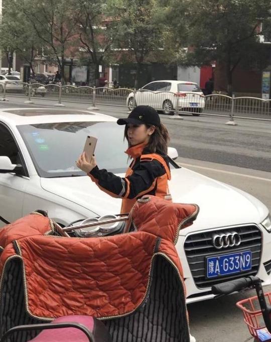 女星上街送快递,全程奥迪豪车护驾,河南老乡:别来抢生意