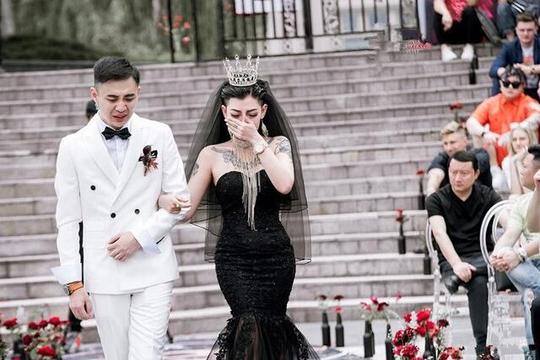 她是抖音最红的dj新娘身穿黑色婚纱办摇滚婚礼嫁给爱情月入百万