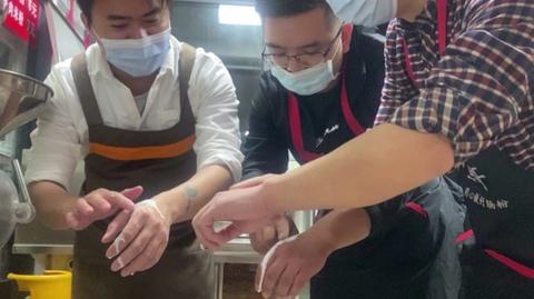 云南和重庆两位青年，选择早餐肠粉小本创业，找到小鱼进修学习