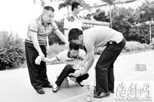 街头骗子交代新骗术套路磁铁手机遥控纸片