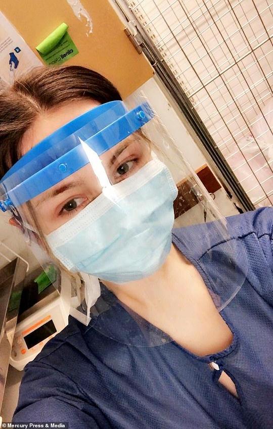 英19岁美女医助下班崩溃哭泣，眼睛红肿绝望警告:情况只会更糟
