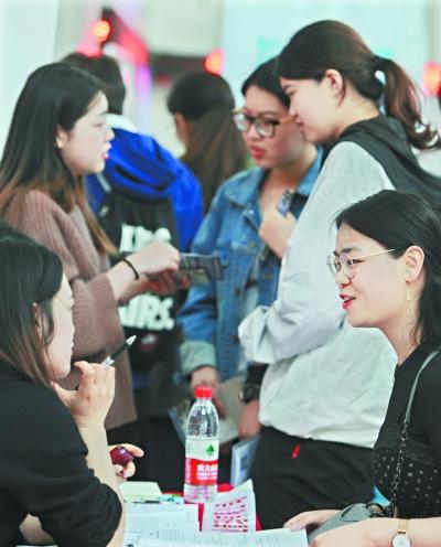13日,"百万大学生留汉创业就业工程"春季校园招聘活动在华中农业