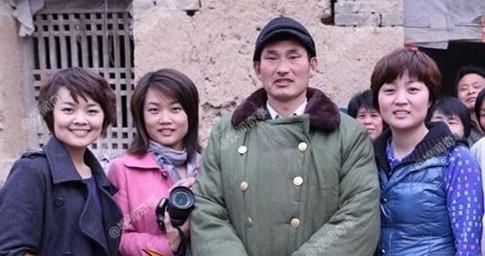 更搞笑的是村里的人要朱之文每家都给买一辆汽车,这样村里的人才能念