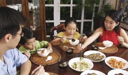 宝妈带5岁儿子到亲戚家做客，回家后被踢出家族群，熊孩子别惯着
