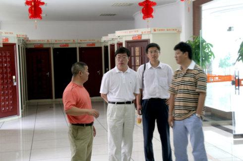 万嘉集团董事长程新民(右一)为我们介绍公司发展规模,创业历史及产品