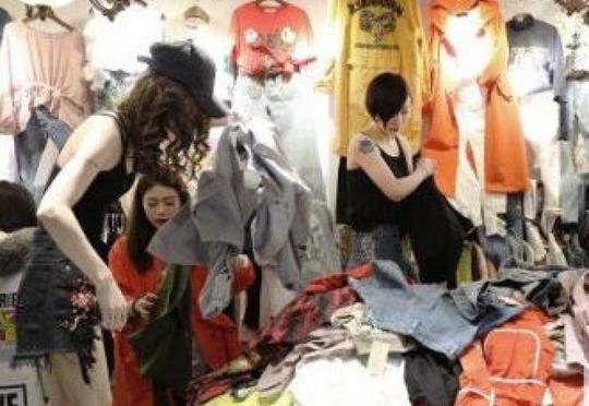 卖场女模当众脱衣一分钟需换十几套