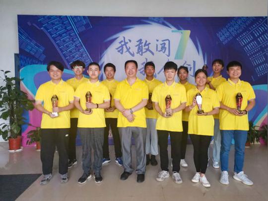 江西赣锋锂业股份有限公司集团管理中心总经理王大炳为获奖选手颁奖