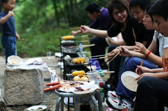 4个烧烤摊位,从近到远,生意一个比一个差,地段原因!