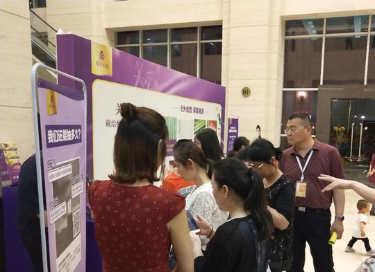 观众们在人民会堂,争相参与互动,领取小黄巾.