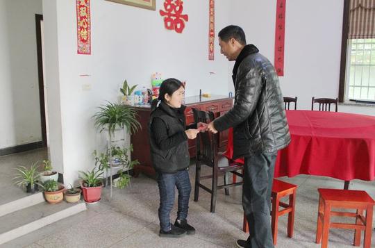 图为长兴县残联党组成员顾新强慰问李家巷镇沈湾村肢体四级残疾人倪芳时的场景.jpg