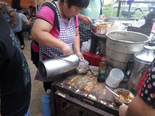 路边墙角的美食,每天要卖出600碗,祖传3代人都靠此手艺赚钱