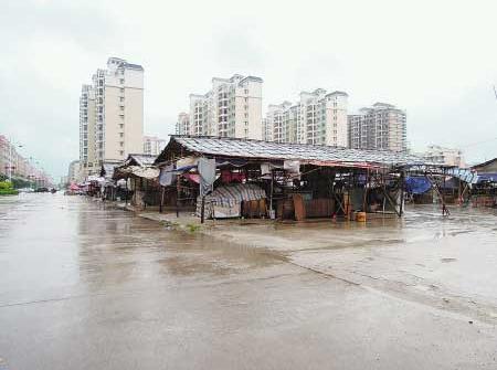 这是中东西村的简易临建市场村民失地后很多人靠在村里做点小生意维持生计