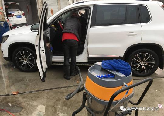 85后夫妻开洗车店,一次10元,生意火爆,无暇照顾2岁儿子