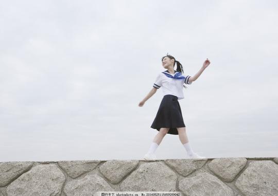 行走的美少女行走的美少女图片素材高中生活中学青年美女