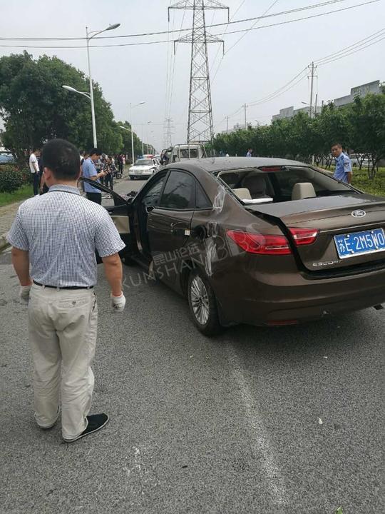 昆山石牌塔基路交通事故,小货车司机当场死亡