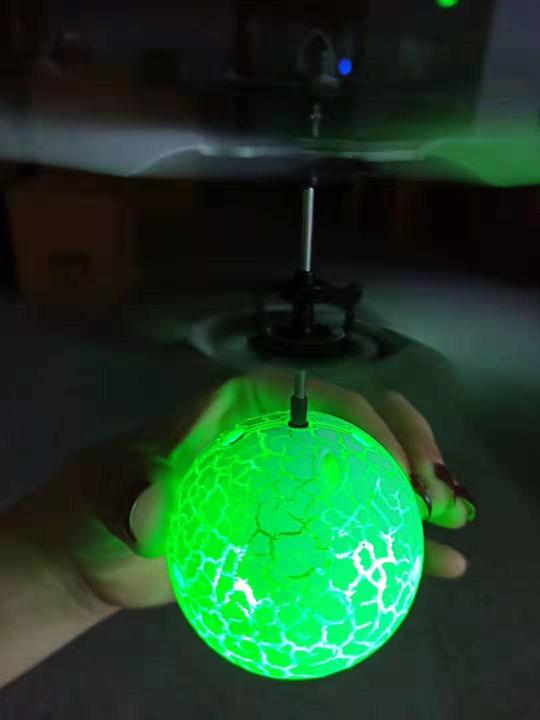 地摊热卖飞行器儿童电动玩具悬浮感应小飞机七彩变色感应水晶球