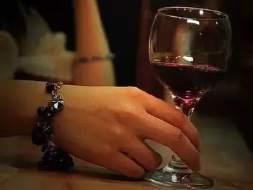 女性晚上喝红酒的好处和坏处（哪种红酒适合女人喝）