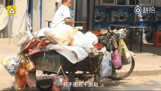 独腿老汉推三轮拾荒37年,赚钱后化名捐困难者