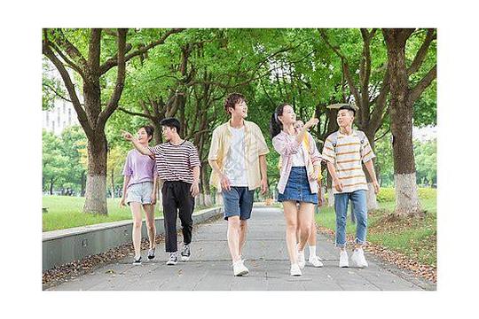 一个在校生大学生做校园外卖平台创业，半年过后月收入1万