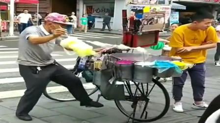 贵州大哥是个高手，一边自娱自乐，一边做生意!