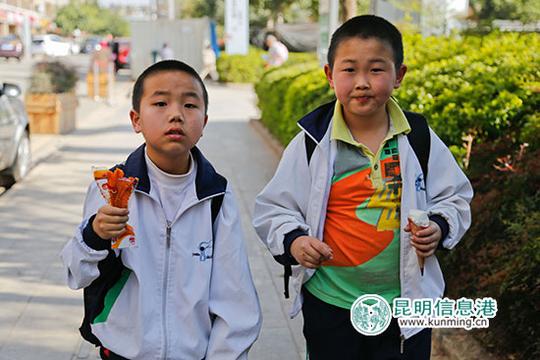 学校门口流动小吃摊生意火爆食品卫生堪忧家长担心(图)