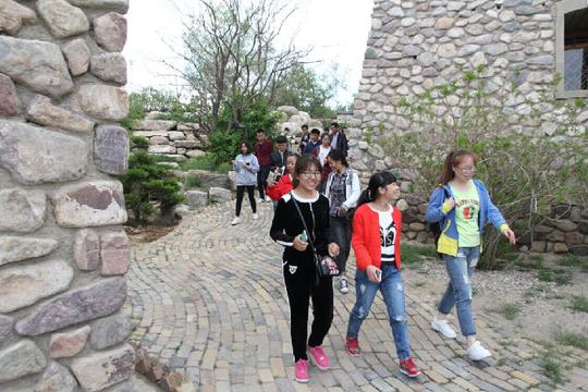 西夏区团委组织创业青年大学生观摩西夏区经济项目及新业态