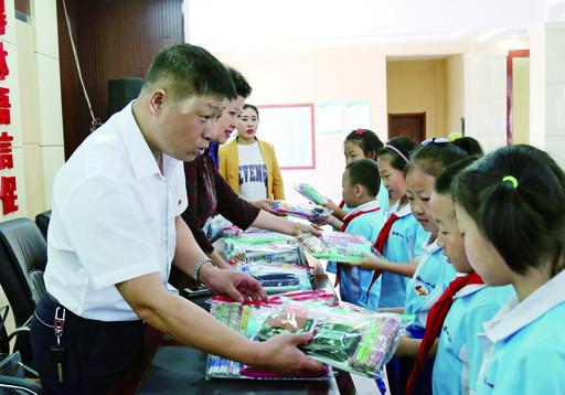 关怀留守儿童乌兰浩特内蒙古新闻网