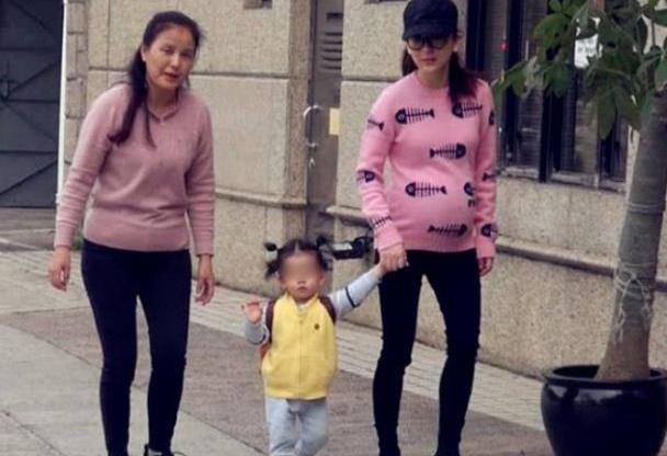 陪女儿散步的心情短语