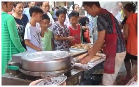 一家三口集市卖煎饼包子，生意火爆一早上卖出2000个包子