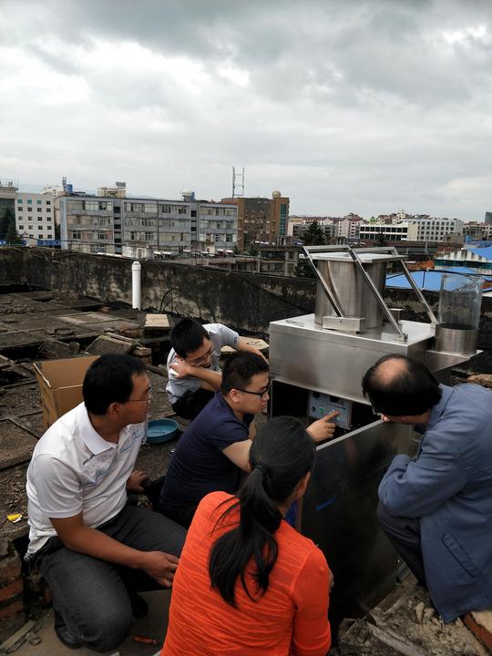 区环境监测站监测人员认真学习采样器使用方法