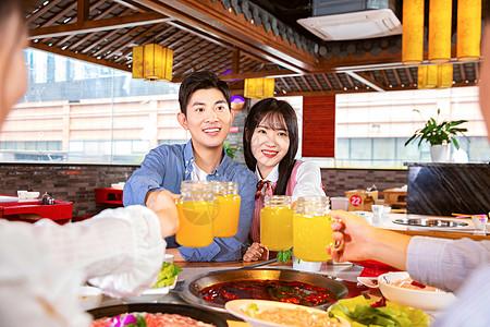青年男女吃火锅干杯图片下载