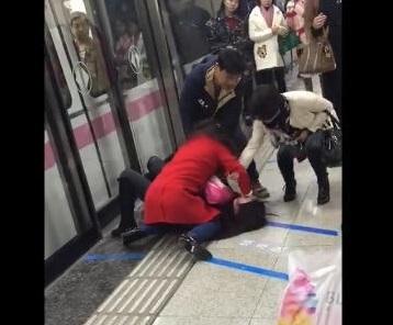 女孩地铁内因催大妈“快点走”被大妈压地上暴打-手机新蓝网