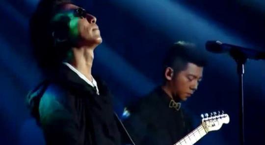 其实除了冷门歌手，娱乐圈也有很火的歌手，唱的歌曲却很冷门，也就是人红歌不红，最后却经过别人的翻唱火了。比如羽泉把齐秦这首冷门歌《狂流》就唱火了，这改编连齐秦都称赞，也是挺厉害