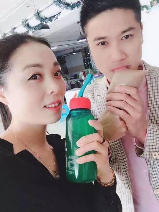 他们是邓先生,肖女士,做生意失败,欠下一屁股债,但是他一直不甘心向