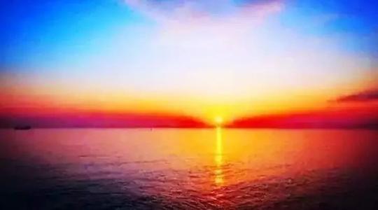 来万平口晨起可在海边静静地等待日出当朝阳悄悄地爬出海面霞光照红了