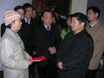 《再就业优惠证》,为20名下岗失业人员发放了再就业小额贷款,与20名