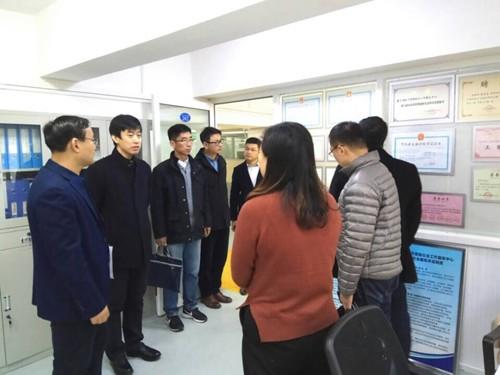 座谈交流会结束后,李洪峰陪同张展书记一行实地考察了我校大学生创业
