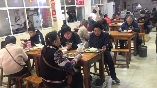 河南洛阳快餐生意真好，谁说河南人只爱喝面条