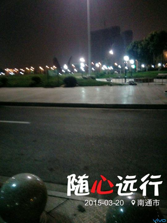夜幕下有路灯衬映的绿地,显得格外凄美,只是连续几天的下雨,空气有