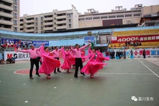 八步区交谊舞队表演的华尔兹舞