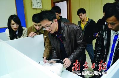 ?创业学院老师对学生进行打包货物指导。
