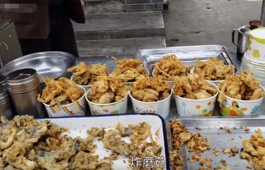大哥街头卖小吃,一份炸蘑菇10块钱每天都忙不过来生意