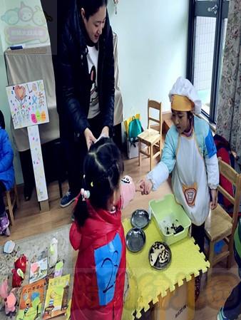 一起制作了特色馒头,生意不错哦.-南师大时光澔韵幼儿园元旦义卖