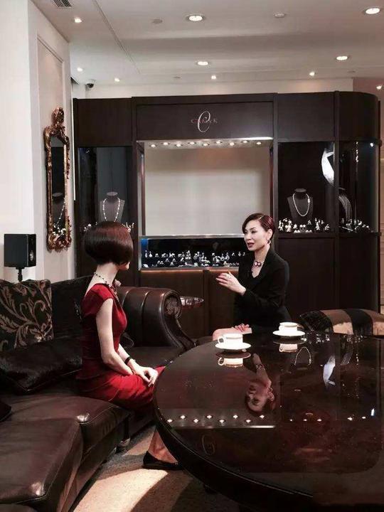 做珠宝生意已经17年的邝美云,原来的珠宝店去年租约期满搬离,新的